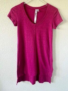 Wilt V-Neck Cotton Magenta T-Shirt Size XS Short Sleeve High Low Hem Made USA